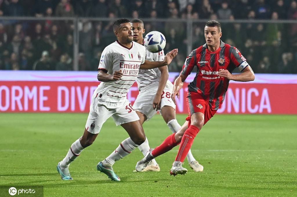  太狠了！拜仁慕尼黑围绕葡超主帅复盘关键时刻上海申花再遭质疑，TheShy在FPX比赛中大比分领先